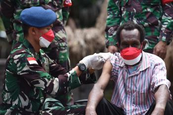 Kisah Tim Medis Lanud Silas Papare: Laksanakan Vaksinasi Dari Door To Door Hingga Pegunungan Tengah